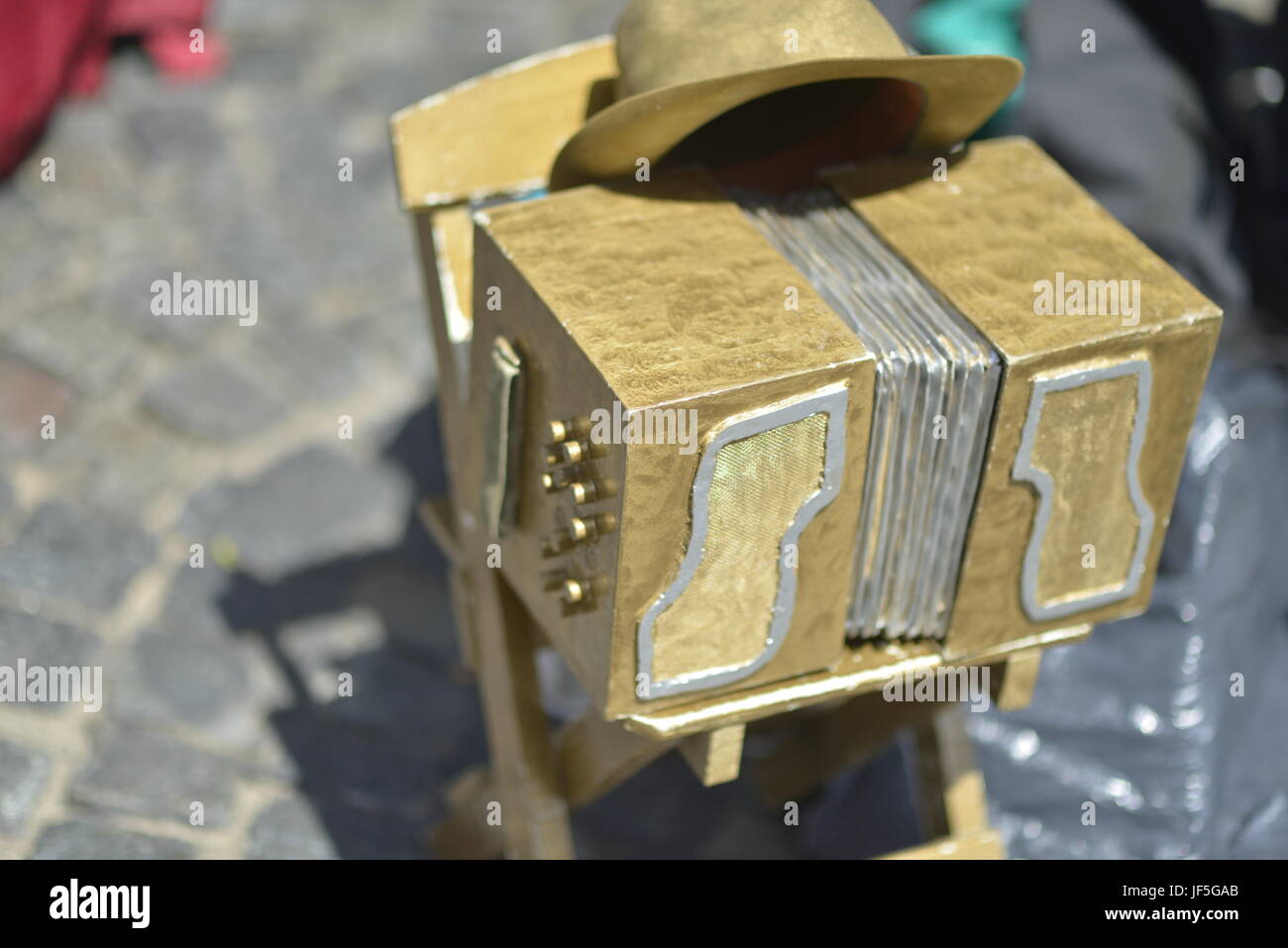 L'accordéon d'or, golden hat sur un stand d'or. Banque D'Images