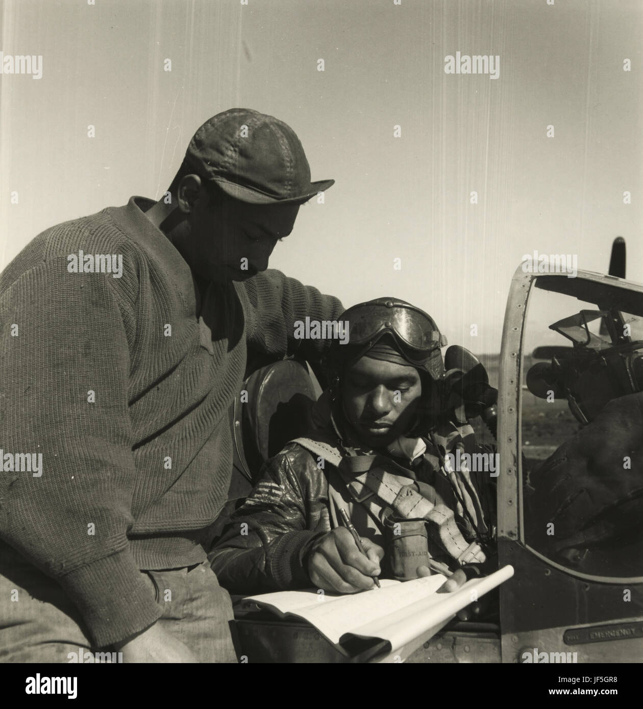 Les aviateurs de Tuskegee est le nom populaire d'un groupe d'africains-américains de pilotes militaires qui ont combattu pendant la seconde guerre mondiale, officiellement ils ont formé la 332e Fighter Group et le groupe de bombardement 477th la United States Army Air Forces. tous les pilotes militaires noirs qui formés aux Etats-Unis formé au champ moton, le champ de l'air de l'armée de Tuskegee, et ont fait leurs études à l'université Tuskegee, situé près de tuskegee, Alabama. Banque D'Images