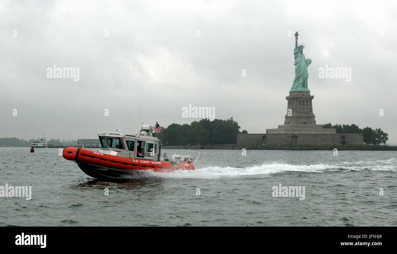 030902-C-3948H-510 New York, N.Y. (sept. 2, 2004) Ð UN U.S. Coast Guard embarcation pneumatique à coque rigide (RHIB) effectue une patrouille de sécurité intérieure près de la Statue de la liberté dans le port de New York. Embarcations pneumatiques à coque rigide en V profond sont en plastique renforcé de verre coques pour qui une flottabilité tube est attaché. Ils sont alimentés par un moteur hors-bord à essence ou un moteur diesel semi-hors-bord. Le RHIB peut facilement être déployée à partir d'un cutter et sa portabilité et robustesse lui permettent d'être utilisé dans de nombreux domaines de la mission de la Garde côtière canadienne. Photo de la Garde côtière des États-Unis (publié) Banque D'Images