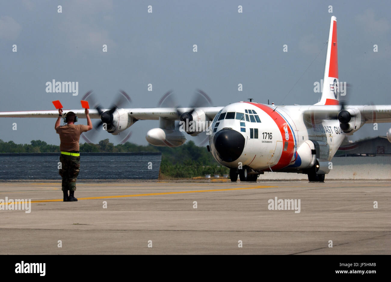 050121-F-4884R-010 d'un membre de la 1re classe Ryan Aldrich dirige un U.S. Coast Guard HC-130 Hercules à la Naval Air Station Utapao, Thaïlande, le 21 janvier 2005. Plus de 14 000 membres des services sont déployés dans diverses régions de l'Asie du soutien à l'opération Unified Assistance, en collaboration avec des militaires et des organisations non gouvernementales pour aider les personnes touchées par le 26 décembre 2004, l'Océan indien. Aldrich est un chef d'équipe C-130 du 374e Escadron de maintenance, Yokota Air Base, le Japon. DoD photo de Tech. Le Sgt. Scott Reed, U.S. Air Force. (Publié) Banque D'Images