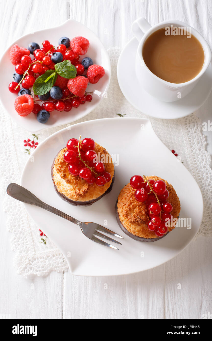 Muffins A La Noix De Coco Avec De Cassis Et De Cafe Au Lait Sur La Table Vertical Vue De Dessus Photo Stock Alamy