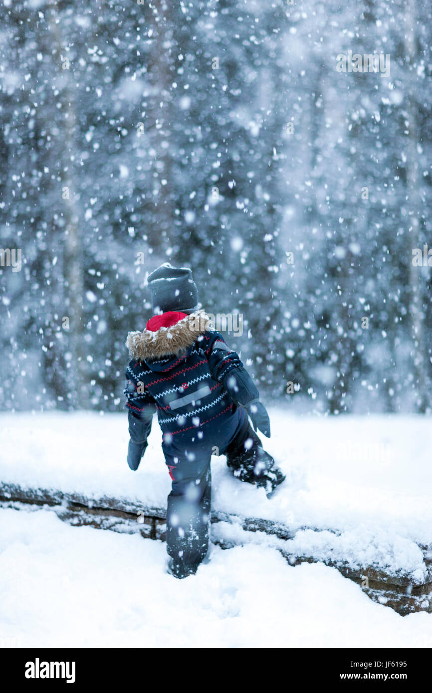 Boy walking at winter Banque D'Images