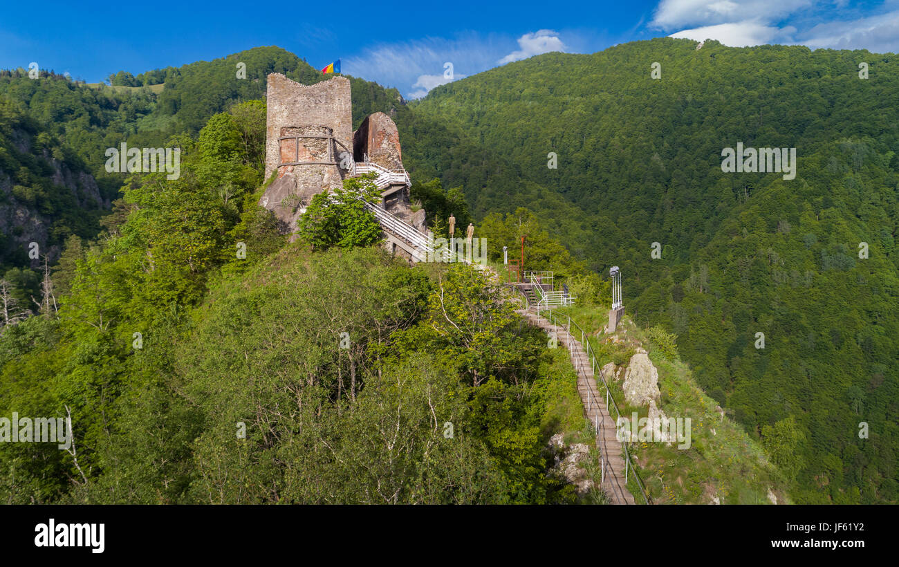 Vue aérienne du château Poenari en ruine sur le mont Cetatea en Roumanie Banque D'Images