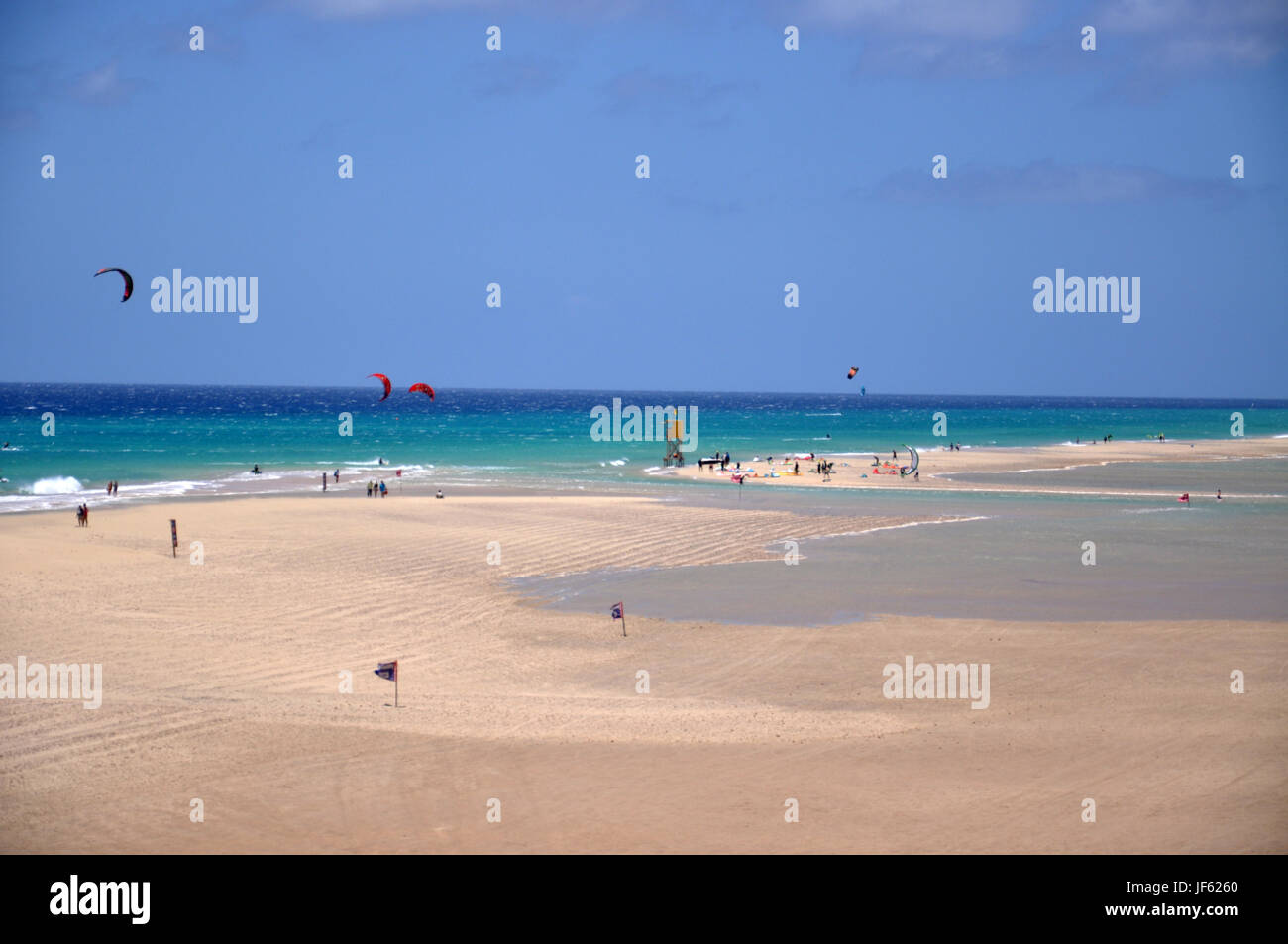 Le kite surf en Costa Calma, Fuerteventura île Canart en Espagne, la côte de l'océan Atlantique Banque D'Images