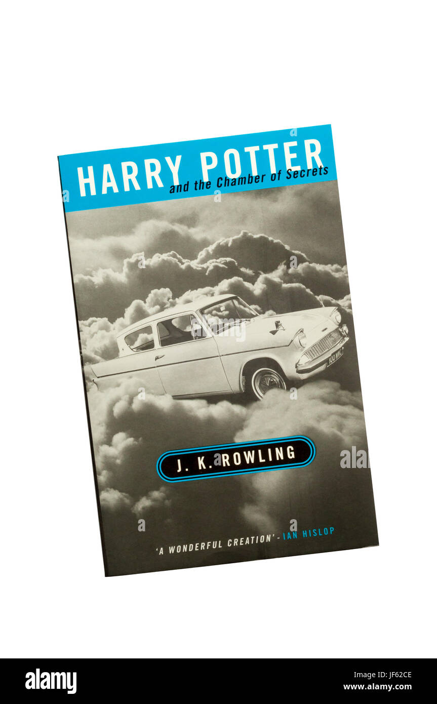 Broché exemplaire de Harry Potter et la Chambre des Secrets de J.K. Rowling. Deuxième livre de la série, publié en 1998. Montre couvert d'édition adultes Banque D'Images