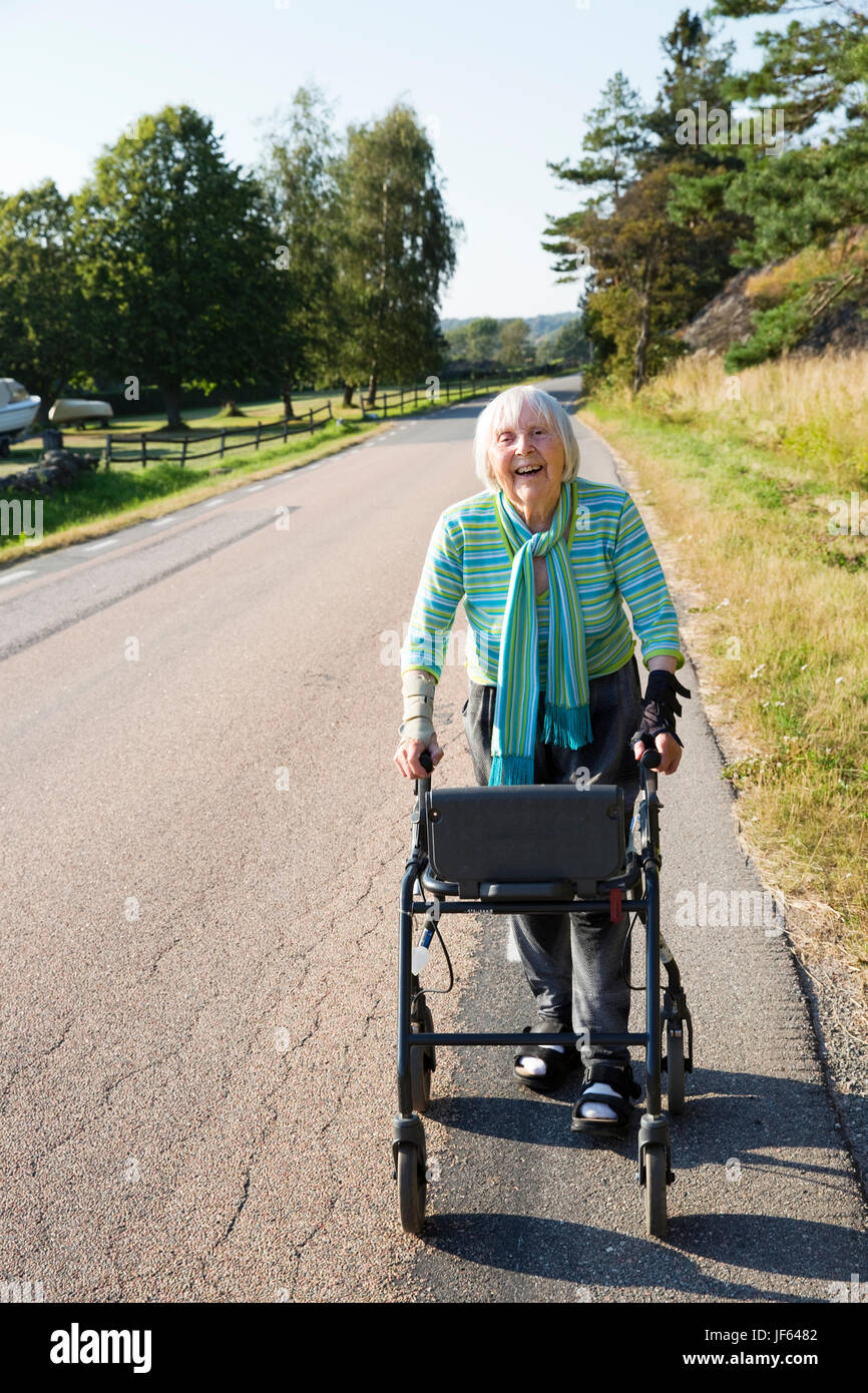 Senior woman avec déambulateur Banque D'Images