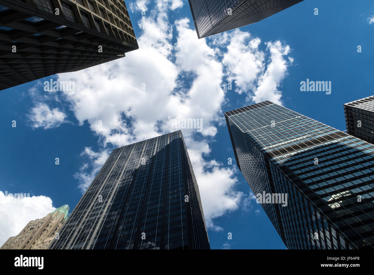 À la recherche jusqu'au gratte-ciel du centre de Manhattan, New York, USA Banque D'Images