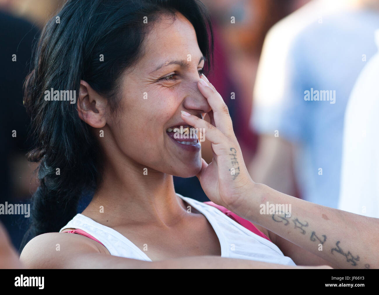 Orchestre des Balkans Gypsy Barcelone donne un concert gratuit pour la communauté rom vivant en isolé de rat Pata, le dépotoir près de Cluj-Napoca sur le sec Banque D'Images