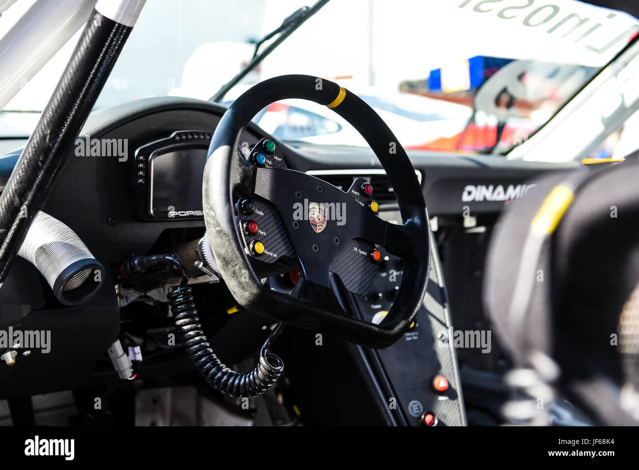 Close up du volant et les poignées à l'intérieur du poste de pilotage pilote de voiture de course Porsche Banque D'Images