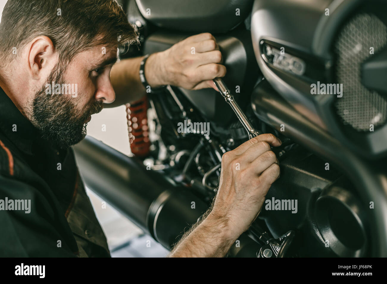 Libre de droit de réparation mécanique moto automobile moto en magasin.  L'homme les mains avec des outils spéciaux Photo Stock - Alamy