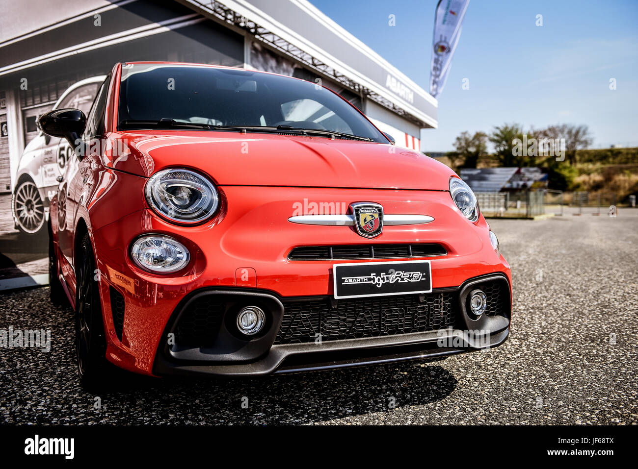 Fiat Abarth 595 rouge vue de face avec le logo sur le nez en voiture Banque D'Images