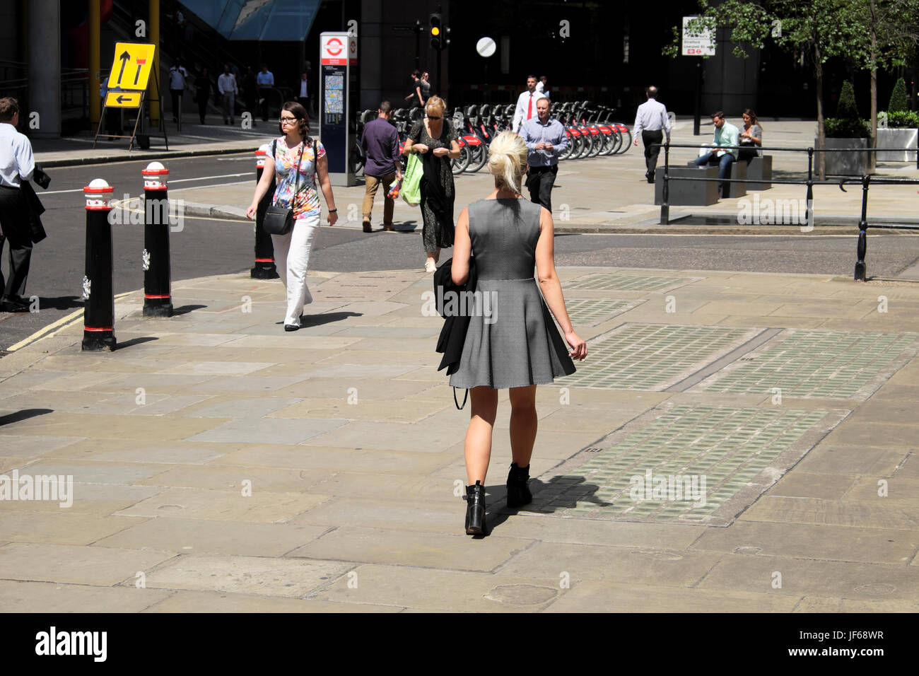 Arrière derrière vue d'une jeune femme de bureau attirante Promenade le long de Wood Street dans la ville de Londres en été Juin 2017 Londres UK KATHY DEWITT Banque D'Images