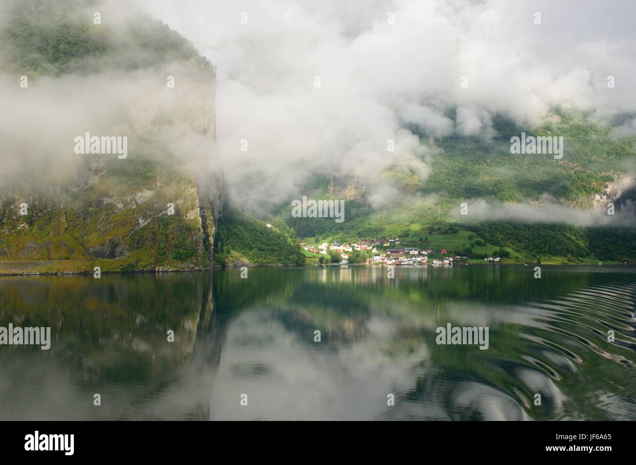 Petit village norvégien avec de l'eau calme Banque D'Images