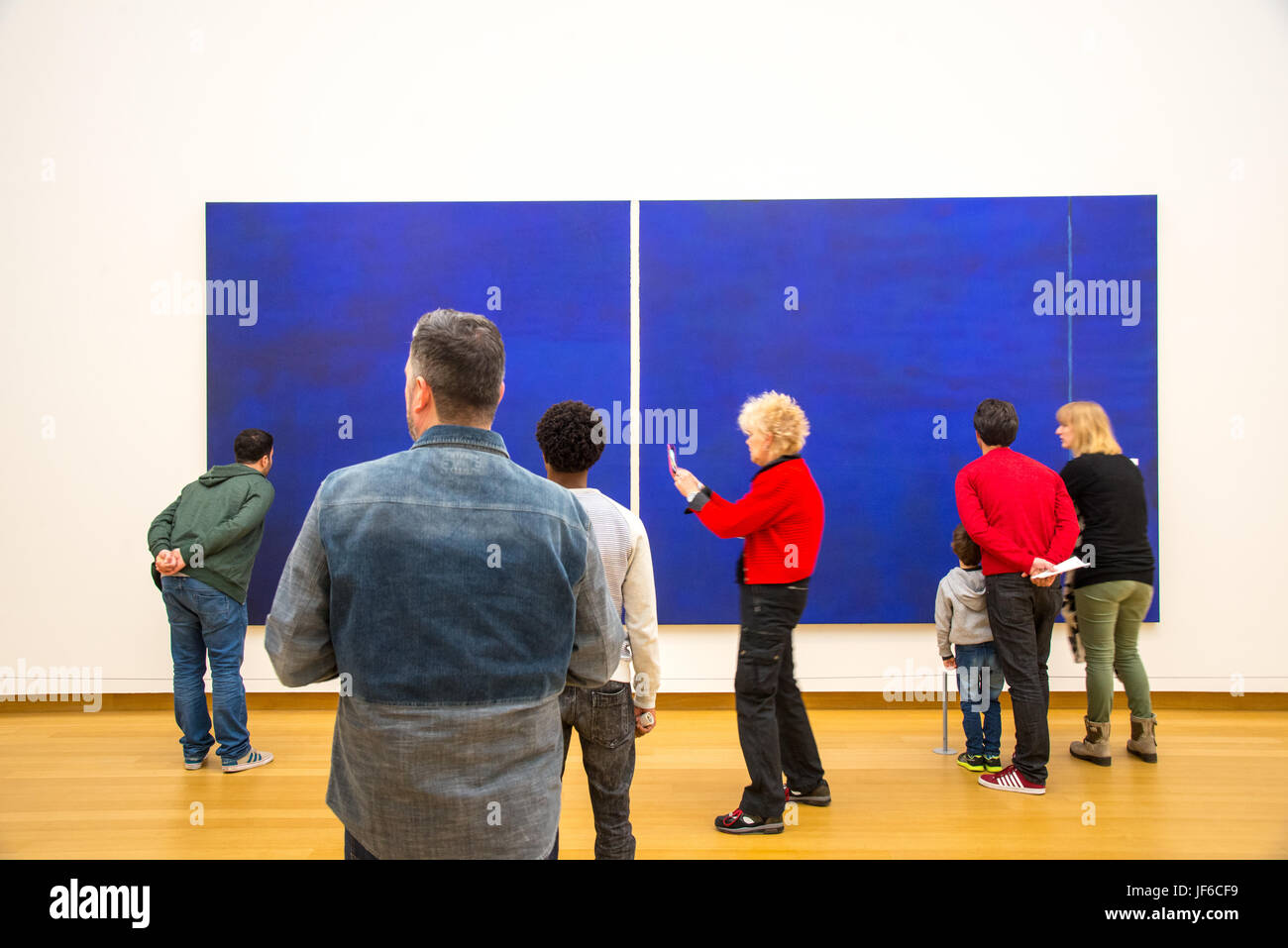 'Blue' de Barnett Newman avec les visiteurs dans le Stedelijk museum, Amsterdam,hollande, Banque D'Images