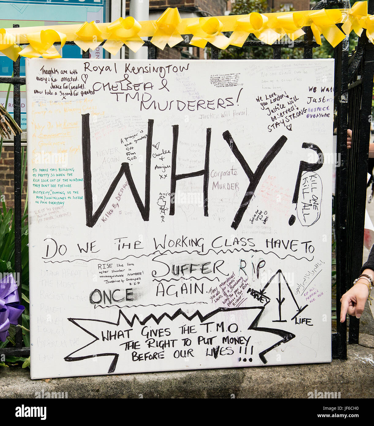 Tributs floraux & messages pour les victimes de la catastrophe de l'incendie de la tour de Grenfell, Londres, qui a laissé de nombreuses familles sans abri et 58 morts ou disparus. Banque D'Images