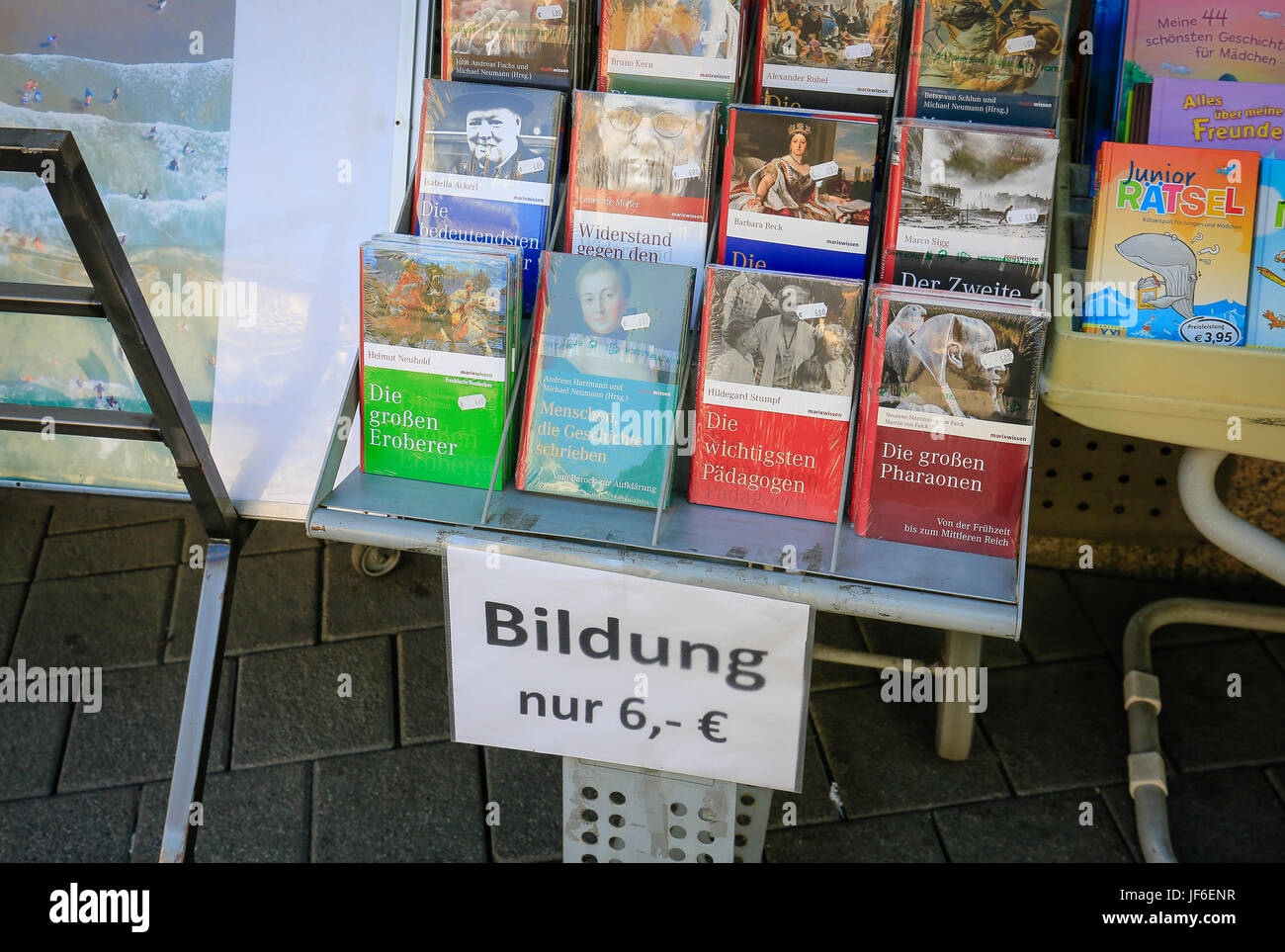 Éducation uniquement 6 euros, librairie à Trèves, Rhénanie-Palatinat, Allemagne, Europe, la Bildung nur 6 Euro, Buchhandlung à Trèves, Rhénanie-Palatinat, Deutsch Banque D'Images
