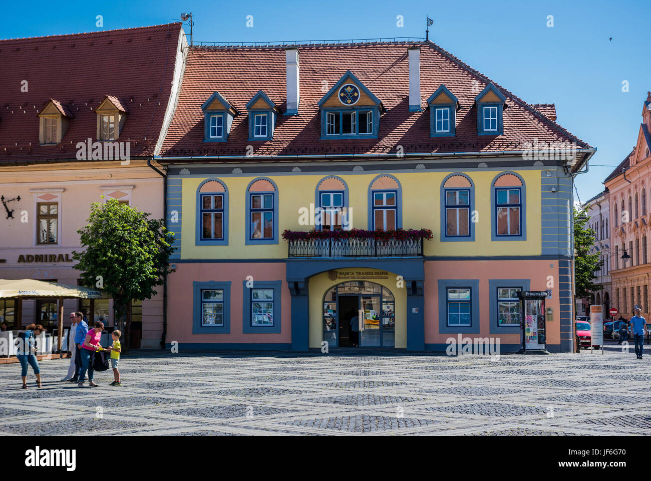 Maison Lutsch (Casa Lutsch) avec la Banca Transilvania banque le grand  carré dans le centre historique de Sibiu Ville de région de Transylvanie,  Roumanie Photo Stock - Alamy