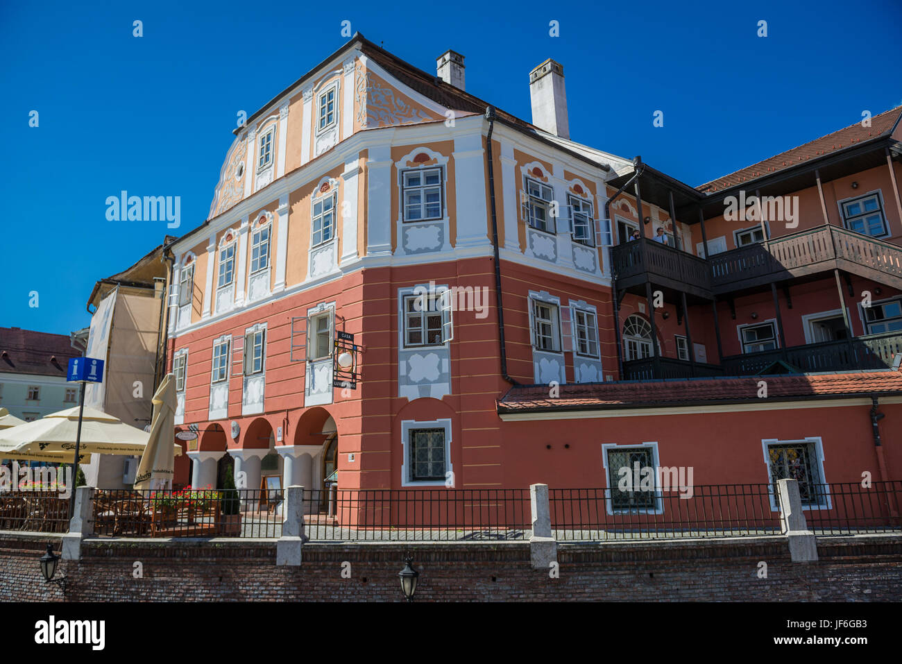 Hotel Casa Luxemburg dans bâtiment historique sur une petite place, le centre historique de Sibiu Ville de région de Transylvanie, Roumanie Banque D'Images
