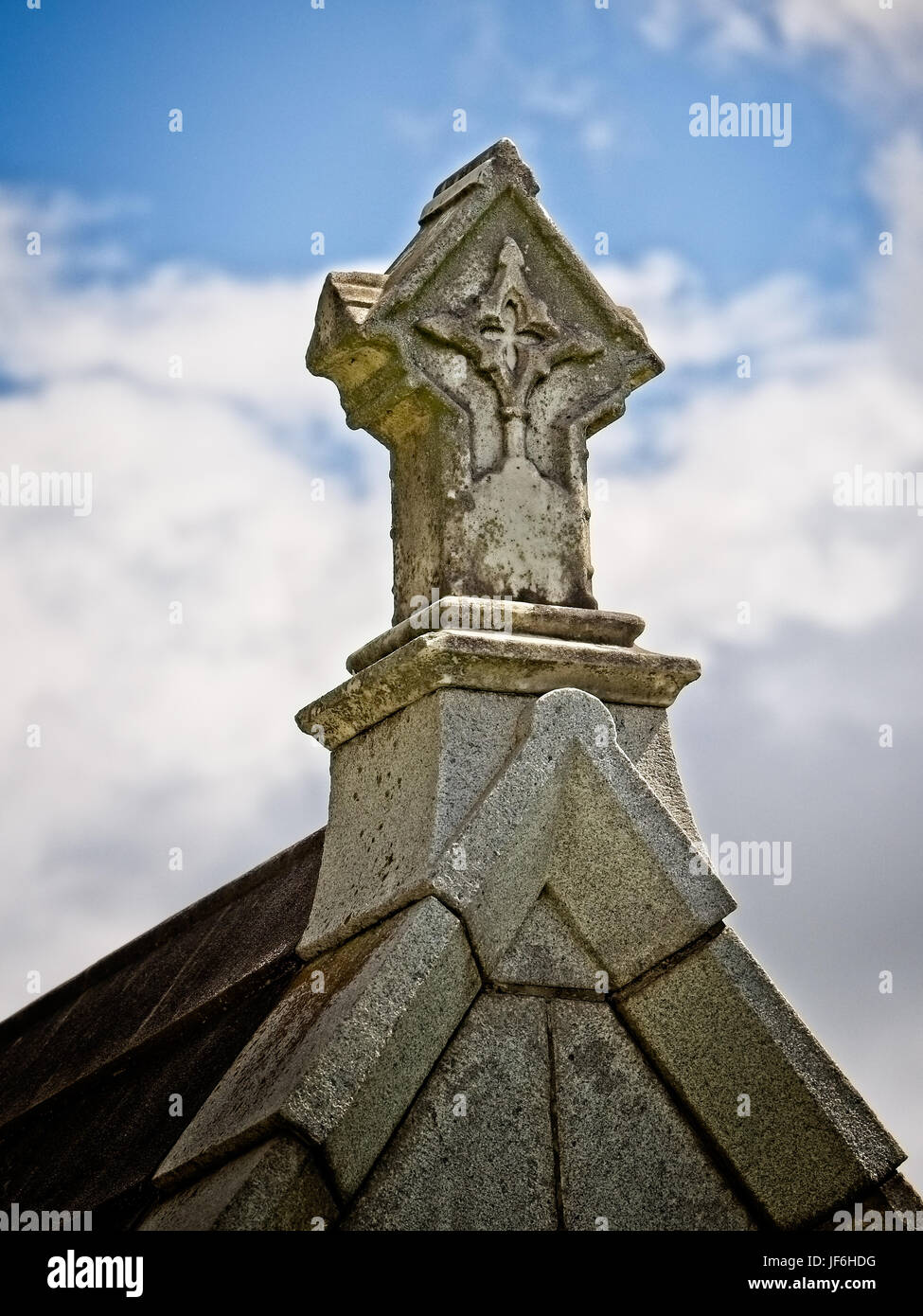 LA Nouvelle-Orléans, Louisiane, USA - 2 juin 2017 - Croix en haut d'un tombeau 3 Banque D'Images