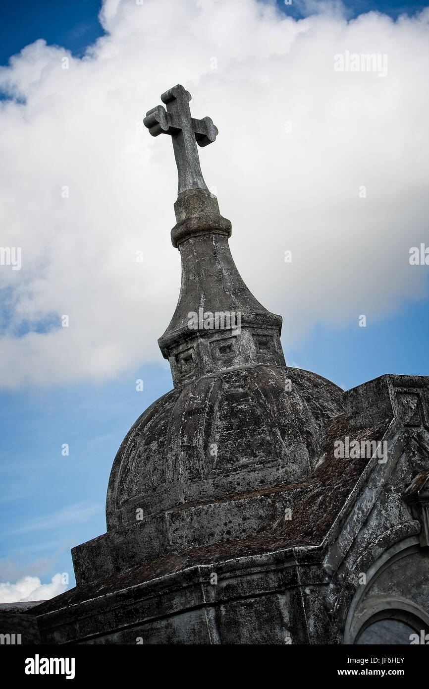 LA Nouvelle-Orléans, Louisiane, USA - 2 juin 2017 - Croix en haut d'un tombeau Banque D'Images