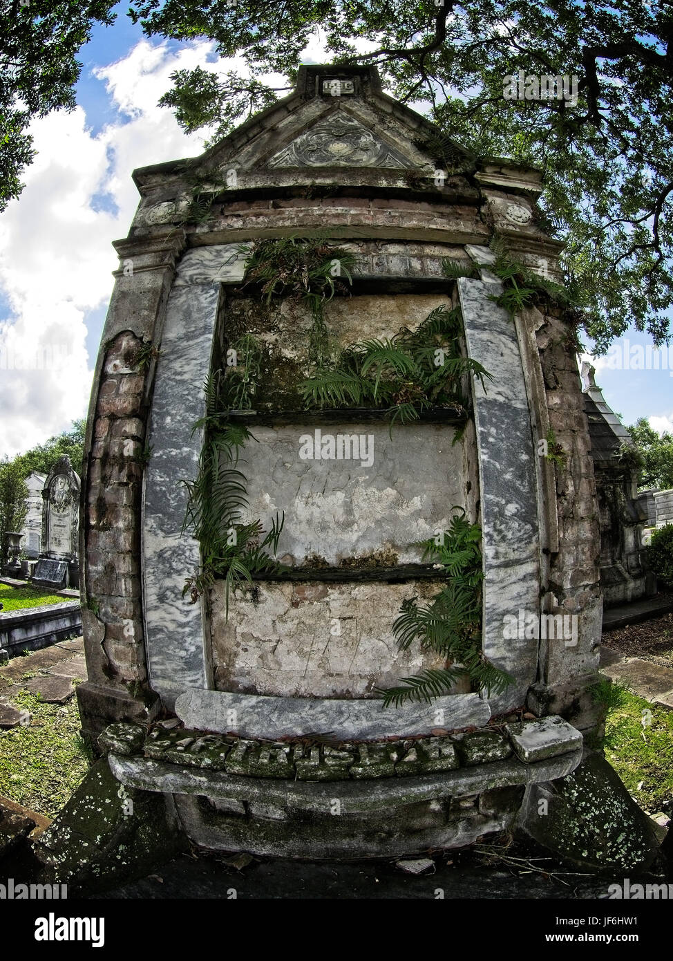 LA Nouvelle-Orléans, Louisiane, USA - 2 juin 2017 - Old New Orleans tombeau avec plantes poussant hors de lui Banque D'Images