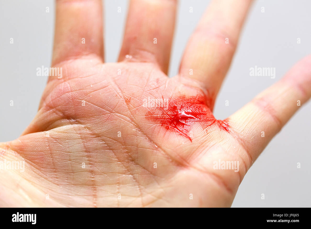 Couper la main avec le sang - adultes matures Banque D'Images