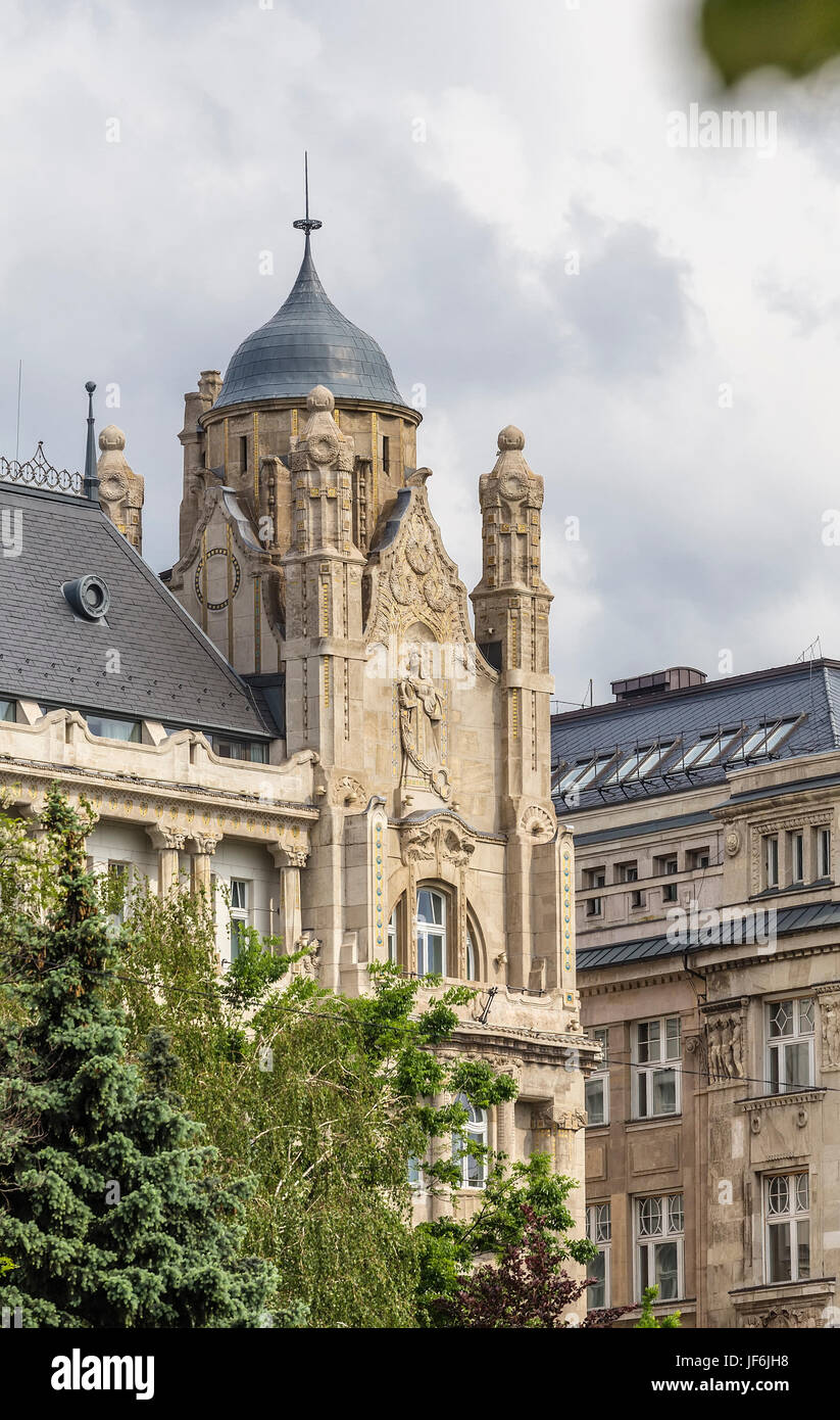En stuc et en mosaïque sur les tours de la Gresham Palace. Budapest. Hongrie Banque D'Images