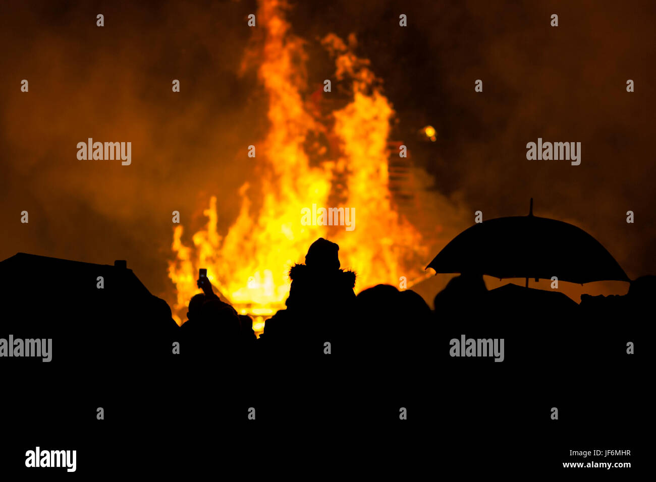 Silhouette de personnes regardant un feu sur feu de nuit, Rye, East Sussex, UK Banque D'Images