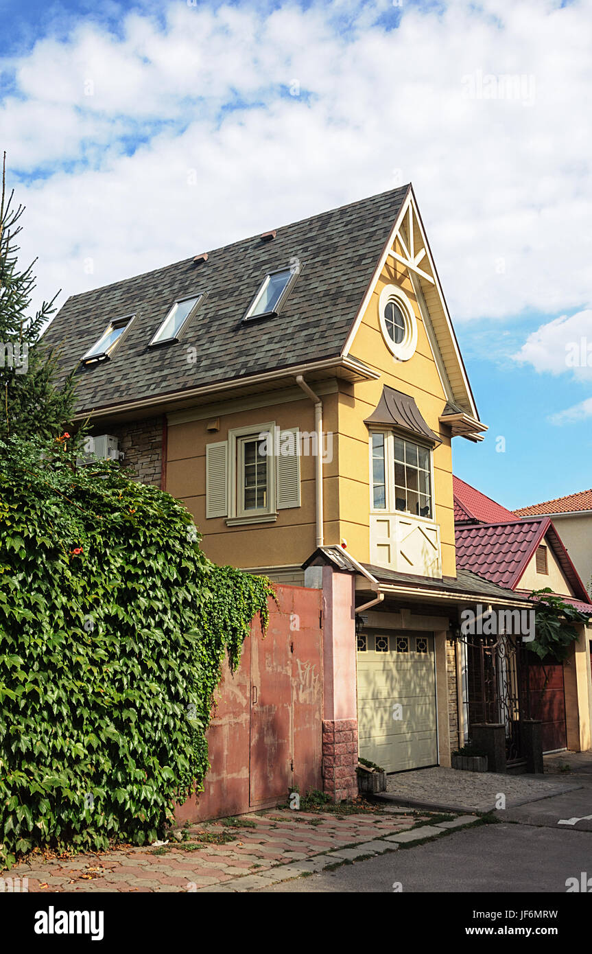 Petite maison d'habitation en brique avec garage Banque D'Images
