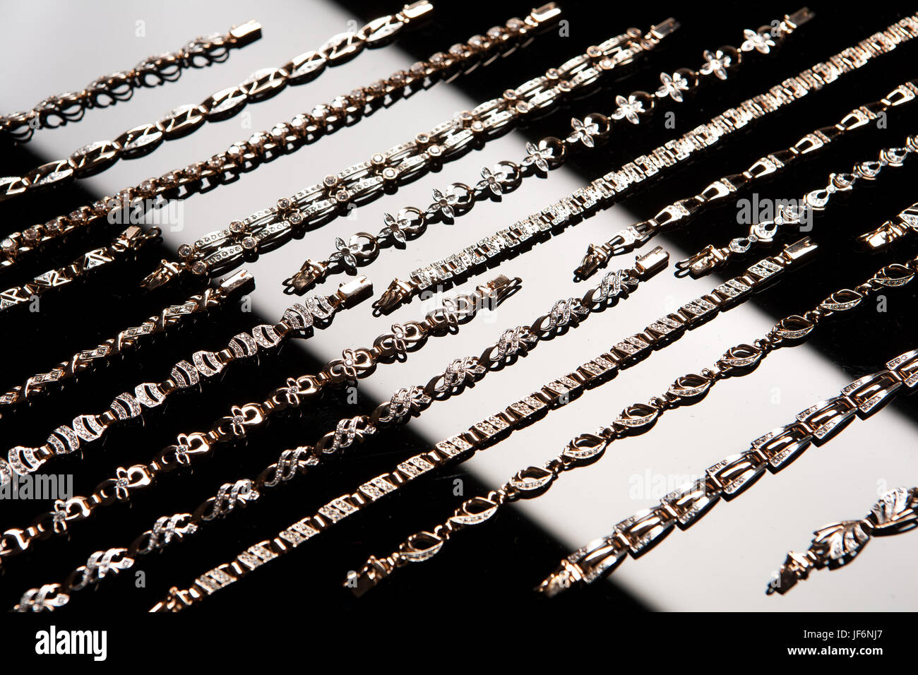 Bracelets en or sur un verre Banque D'Images