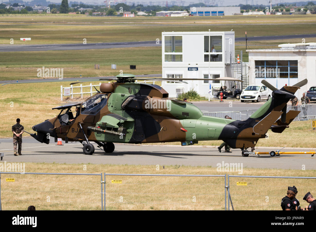 PARIS, FRANCE - JUN 23, 2017 : Armée française Eurocopter-Airbus CE665 hélicoptère d'attaque Tigre remorqué à l'électricité statique après un vol au Bourget Banque D'Images