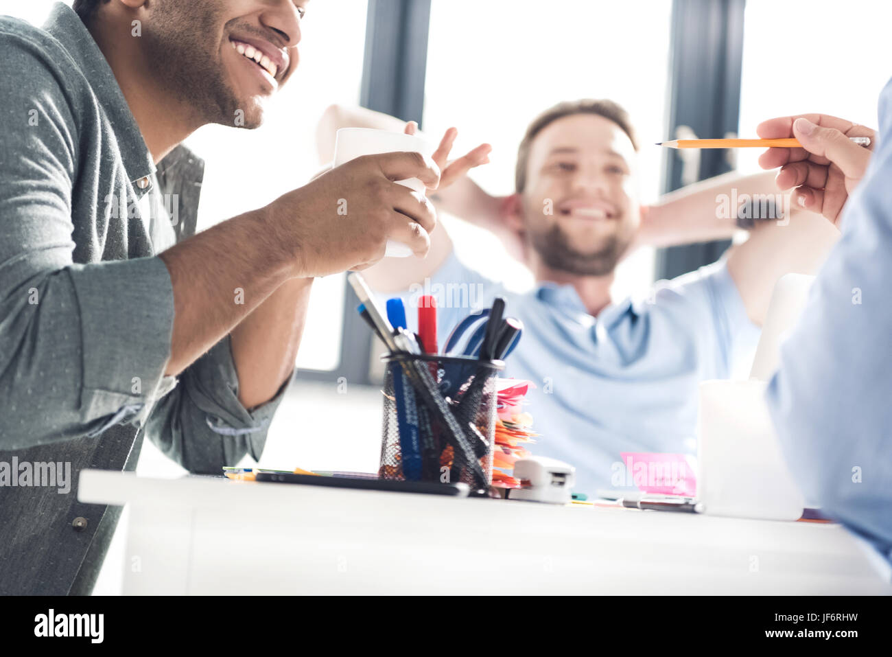 Les hommes d'affaires occasionnels qui travaillent sur de nouveaux projet au bureau d'affaires moderne, le travail d'équipe Banque D'Images