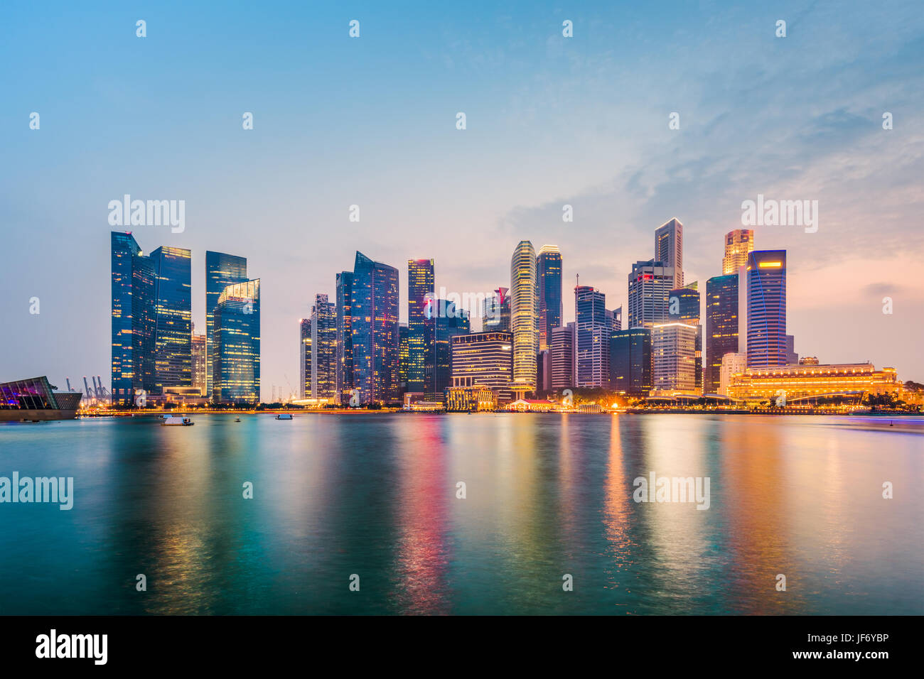Singapore city skyline sur la marina. Banque D'Images