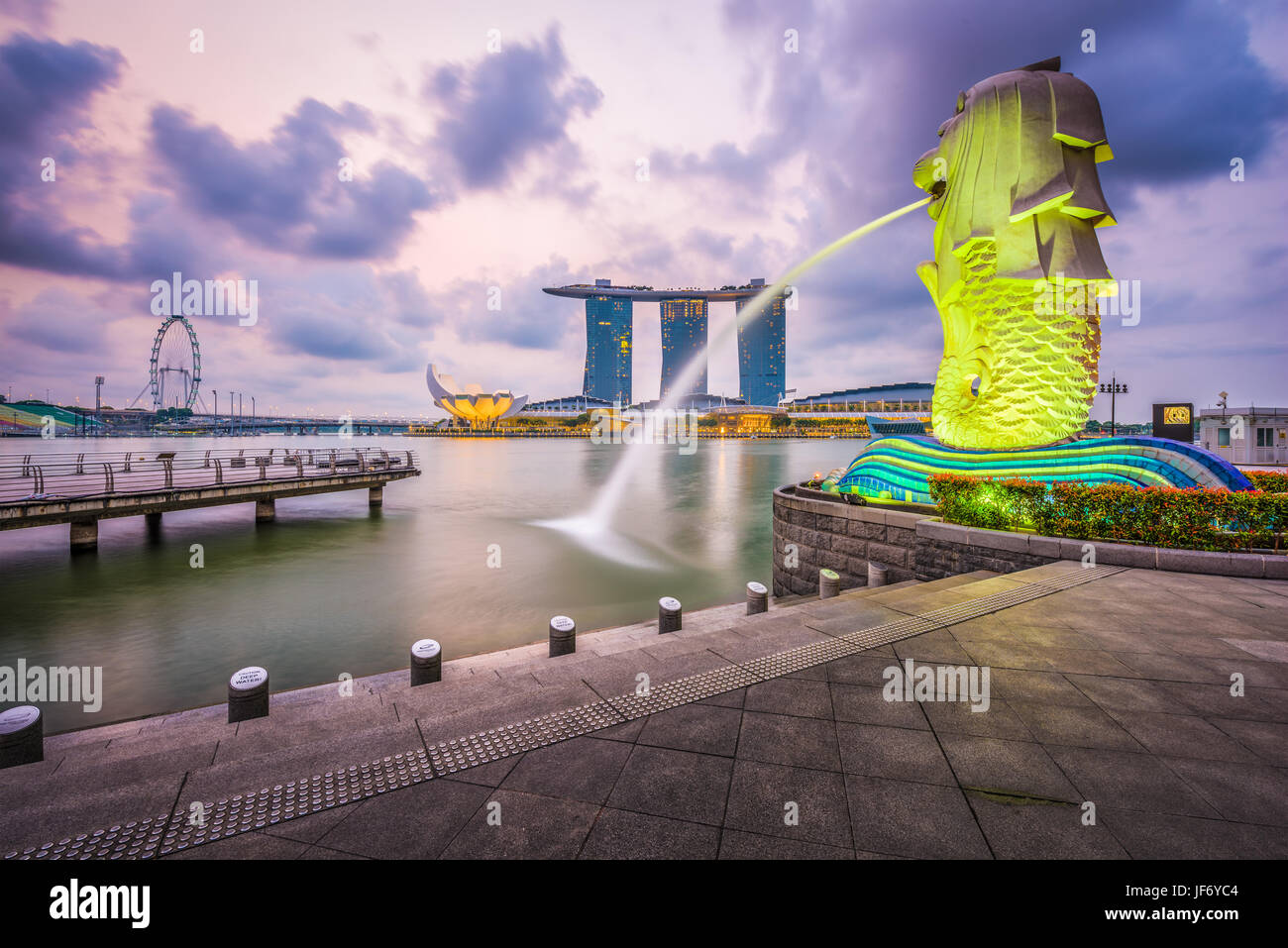 Singapour - septembre 6, 2015 : la fontaine du Merlion à Marina Bay. Le Merlion est une icône marketing utilisé comme mascotte et la personnification de tr Banque D'Images