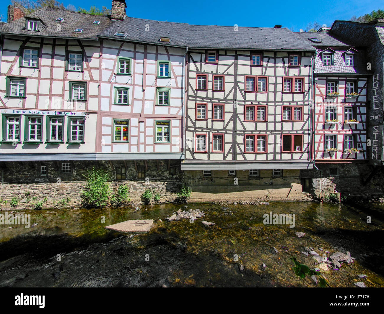 Hauser und Rur à Monschau, un lieu pittoresque capturé depuis le marché de Monschau, mettant en valeur le paysage pittoresque et l'architecture historique de la région. Banque D'Images Hauser und Rur à Monschau, un lieu pittoresque capturé depuis le marché de Monschau, mettant en valeur le paysage pittoresque et l'architecture historique de la région. Banque D'Images