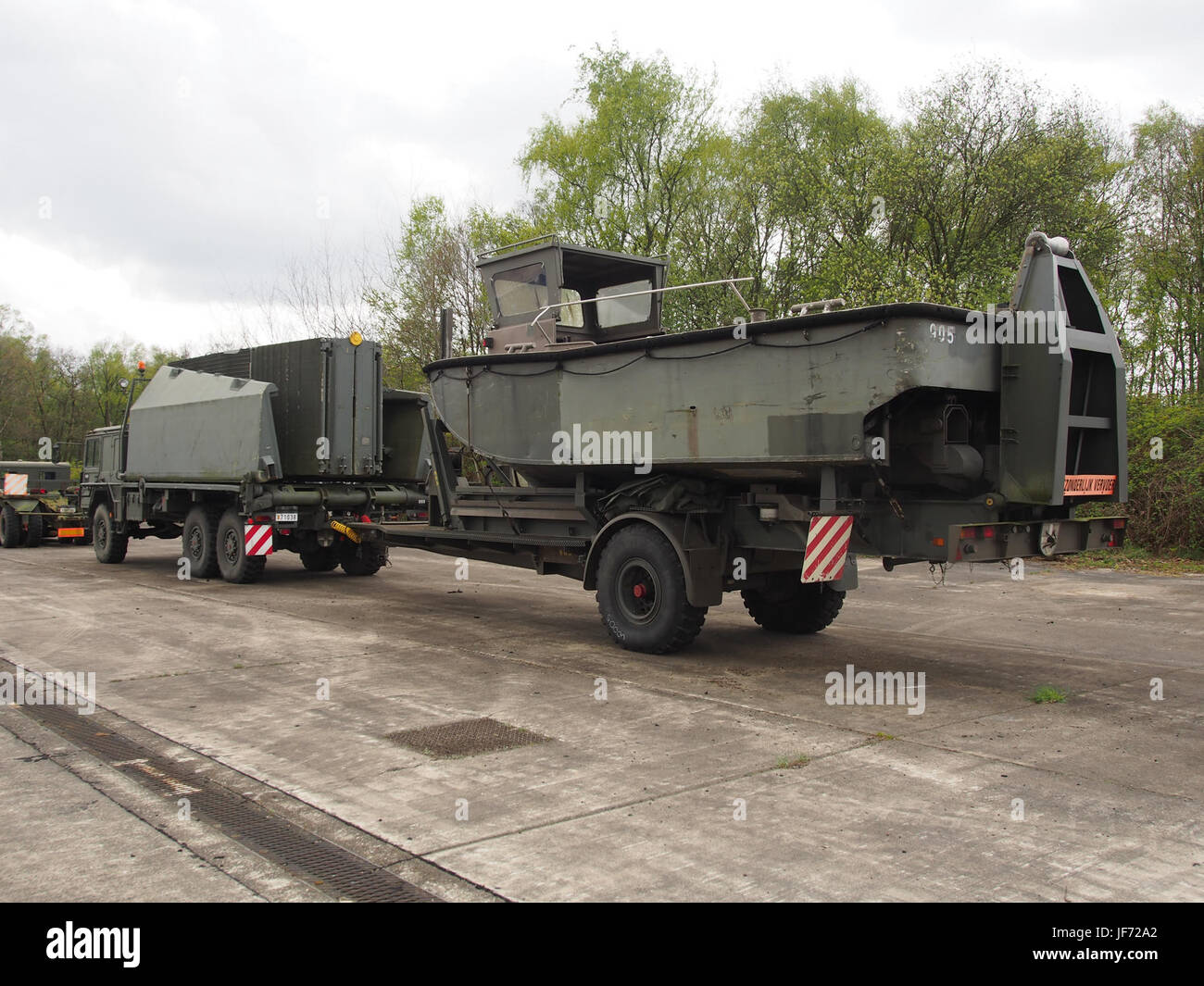 Rheinmetall MAN Military vehicles (RMMV GmbH) avec remorque à bateau, armée belge, tirs d'Artilleriemuseum10 foto de Brasschaat Banque D'Images