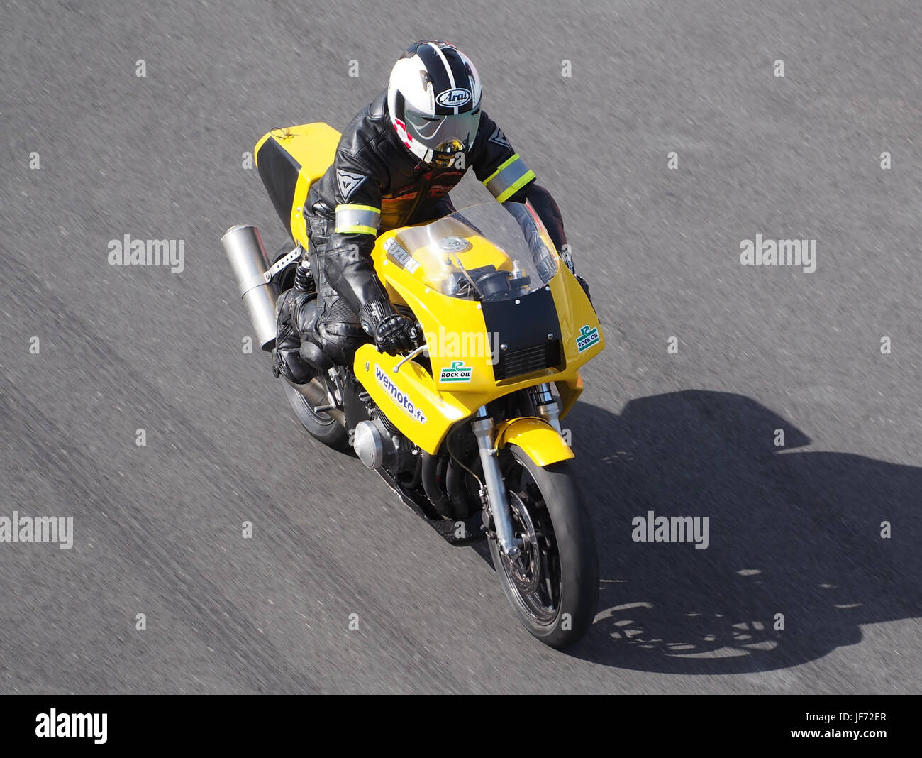 Une course de moto sur le circuit emblématique du Mans, connu pour son importance historique dans les sports mécaniques. L’événement met en lumière la nature palpitante de la célèbre course française et son impact sur l’histoire de la course de moto. Banque D'Images