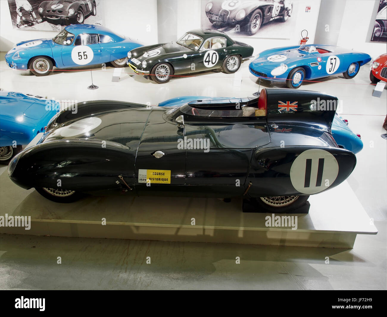 La Lotus XI le Mans 1956 est une voiture de course légendaire, conçue pour les courses d'endurance aux célèbres 24 heures du Mans. Propulsé par un moteur 4 cylindres de 1098 cm3 produisant 85 chevaux, il atteint une vitesse de pointe de 204 km/h et est un concurrent clé dans la scène des courses de voitures de sport du milieu des années 1950. Banque D'Images