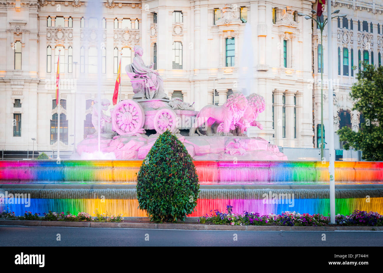 Fuente de la Cibeles iluminada con la bandera arociris. La World Pride 2017 de Madrid. España Banque D'Images