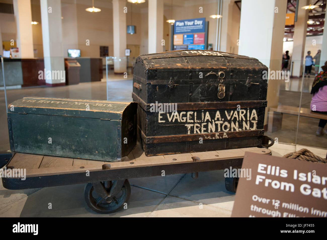 L'entrée de l'édifice du musée principal sur Ellis Island a été une fois  que la salle des bagages où les immigrants ont quitté leur assurance avant  d'aller à être traitée Photo Stock -