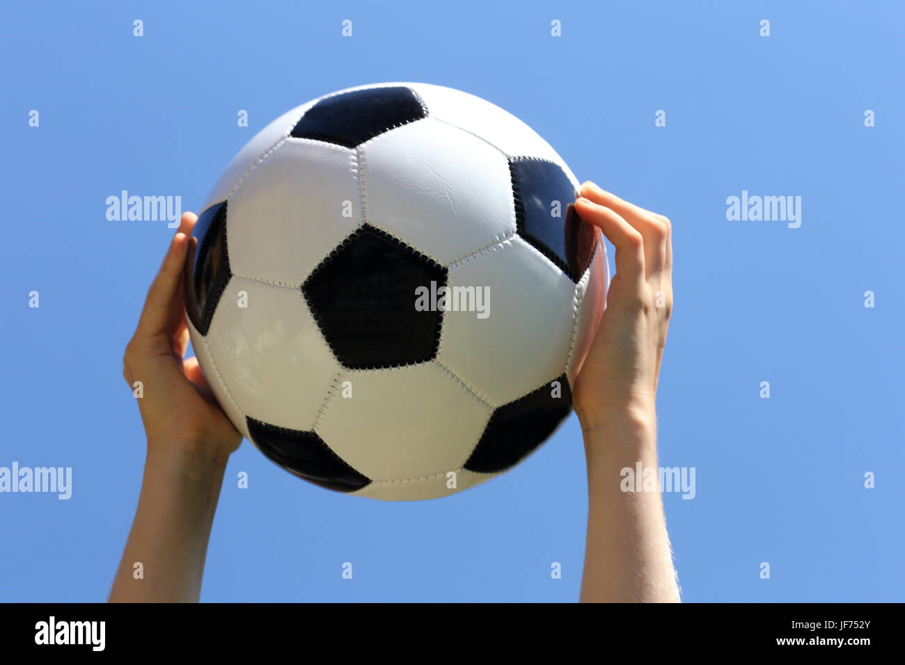 Ballon de football noir et blanc Banque D'Images