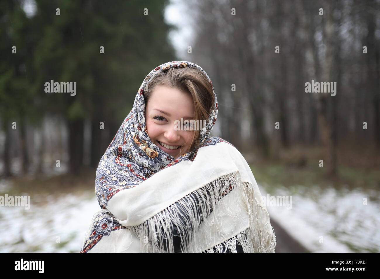 Belle jeune fille russe portant voile traditionnel sur fond de forêt Photo  Stock - Alamy