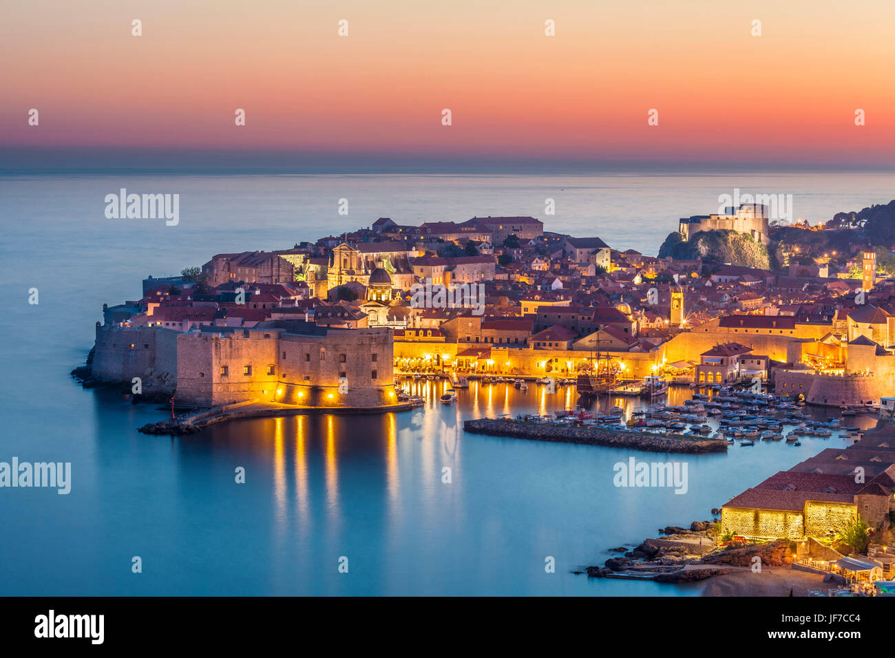 Croatie Dubrovnik Croatie côte Dalmate vue sur la vieille ville de Dubrovnik ville illuminée murs vieux port et le port sunset nuit Dubrovnik Croatie Europe Banque D'Images