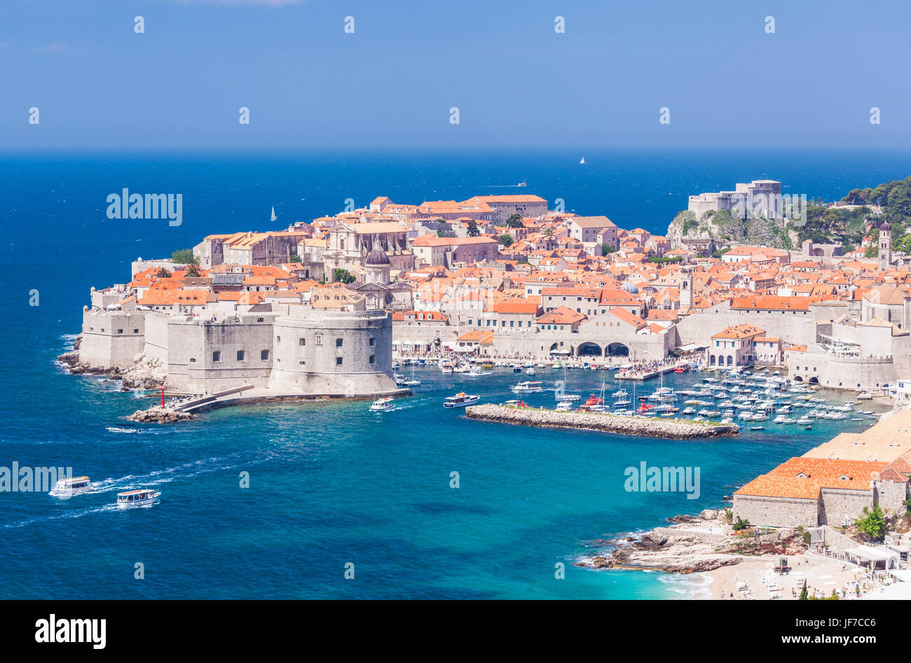 Croatie Dubrovnik Croatie côte Dalmate vue sur la vieille ville de Dubrovnik remparts vieux port et le port avec bateaux Dubrovnik Croatie Europe Banque D'Images