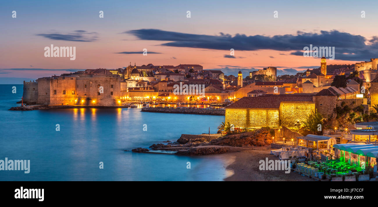 Croatie Dubrovnik Croatie côte Dalmate vue sur la vieille ville de Dubrovnik ville illuminée murs vieux port et le port sunset nuit Dubrovnik Croatie Europe Banque D'Images