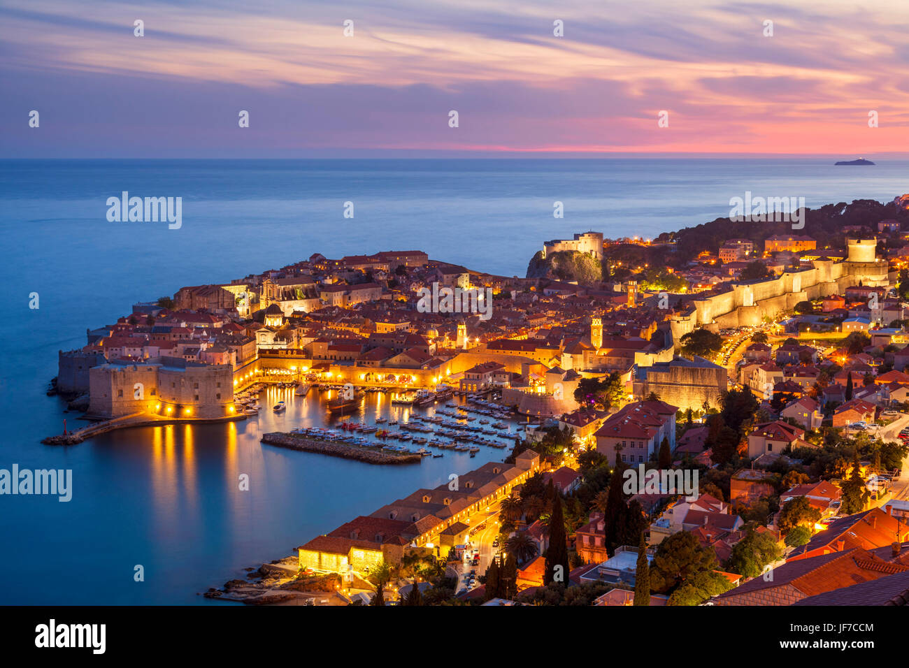 Croatie Dubrovnik Croatie côte Dalmate vue sur la vieille ville de Dubrovnik ville illuminée murs vieux port et le port sunset nuit Dubrovnik Croatie Europe Banque D'Images