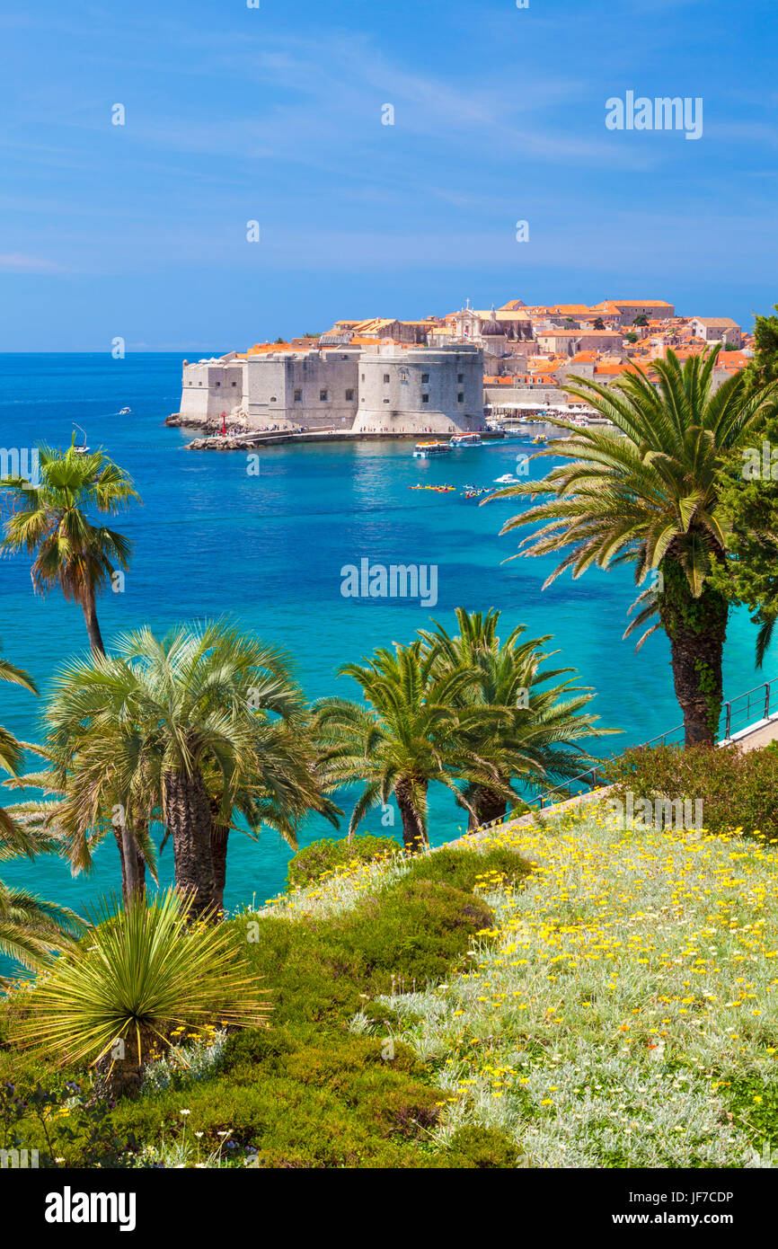 Dubrovnik Croatie côte Dalmate Dubrovnik Old Town murs de la ville et la mer adriatique vue aérienne de la côte dalmate, Dubrovnik, Croatie, Europe Banque D'Images