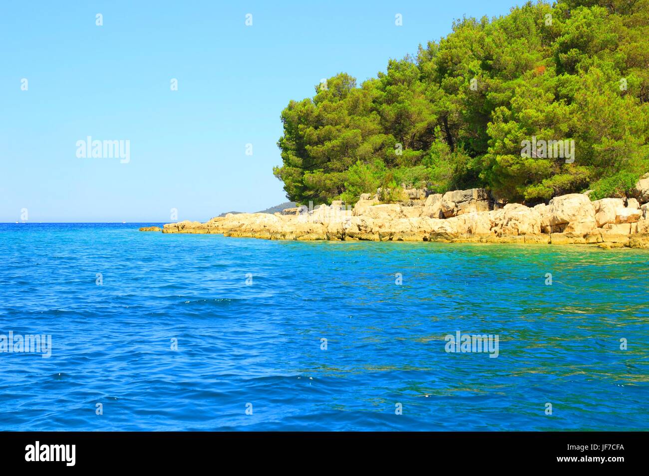 Bleu de la mer et côte rocheuse sur l'île de Hvar en Croatie Banque D'Images