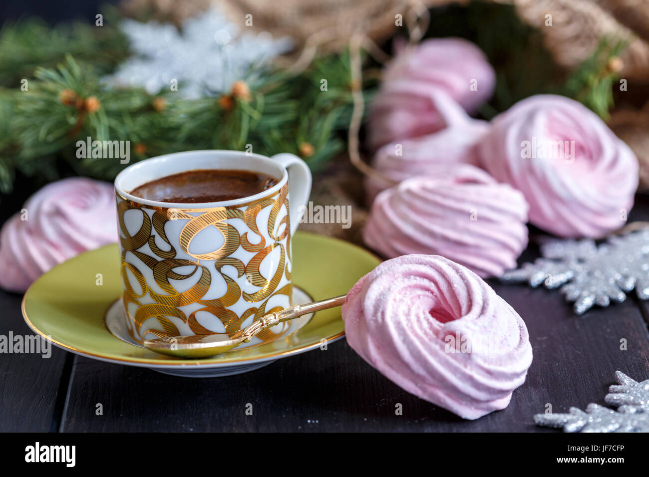 Guimauves maison et de café noir. Banque D'Images