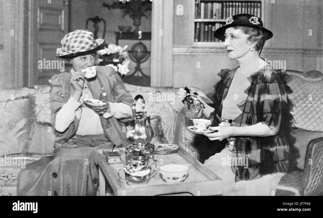 Marie tempête comme Georgina Leigh et Margaret Rutherford que Miss fleur en Robert Morley 's 'Short' au Queen's Theatre, Londres, 1935. Marie Tempête, chanteuse et actrice anglaise, 15 juillet 1864 - 15 octobre 1942. Margaret Rutherford, actrice de caractères anglais, 11 mai 1892 - 22 mai 1972. Banque D'Images